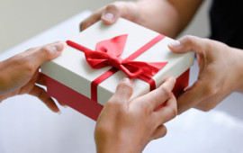 En période de fin d’année, offre des cadeaux d'affaire pour marquer vos clients et collaborateurs.